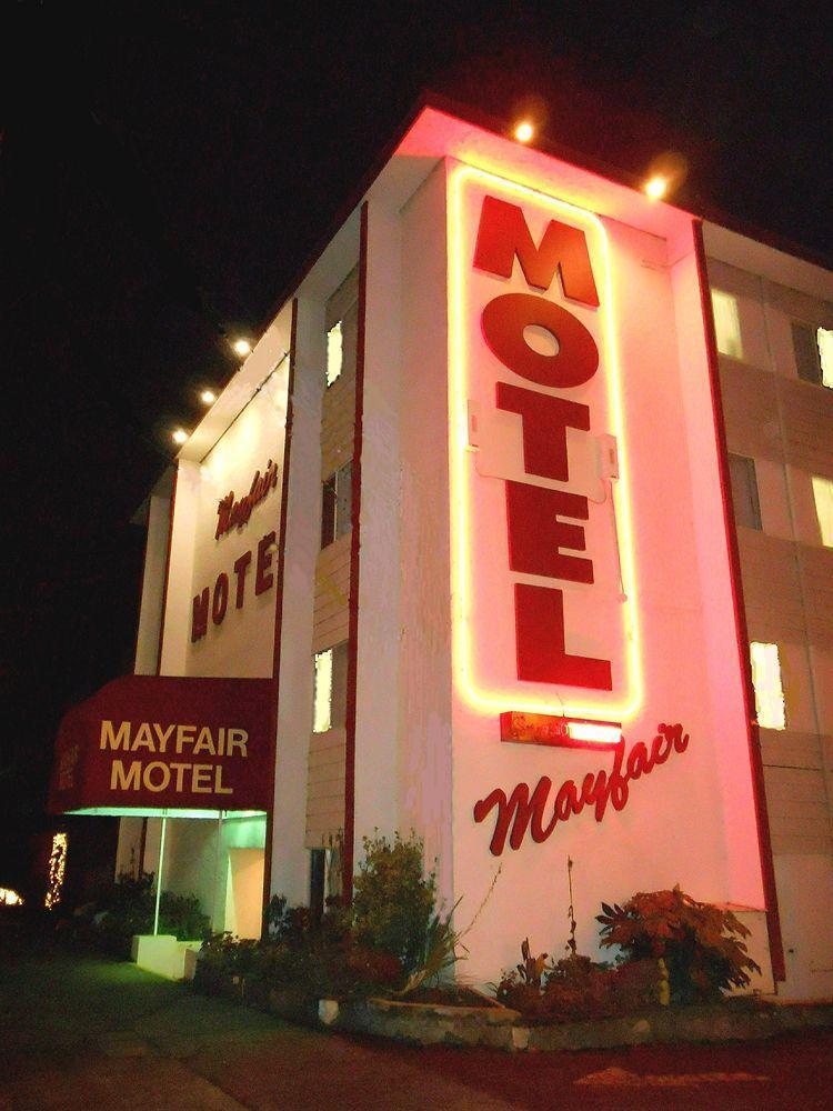 Mayfair Motel วิกตอเรีย ภายนอก รูปภาพ